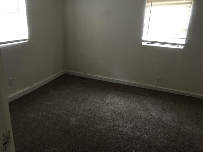 Building Photo - 813 Woodlawn Dr