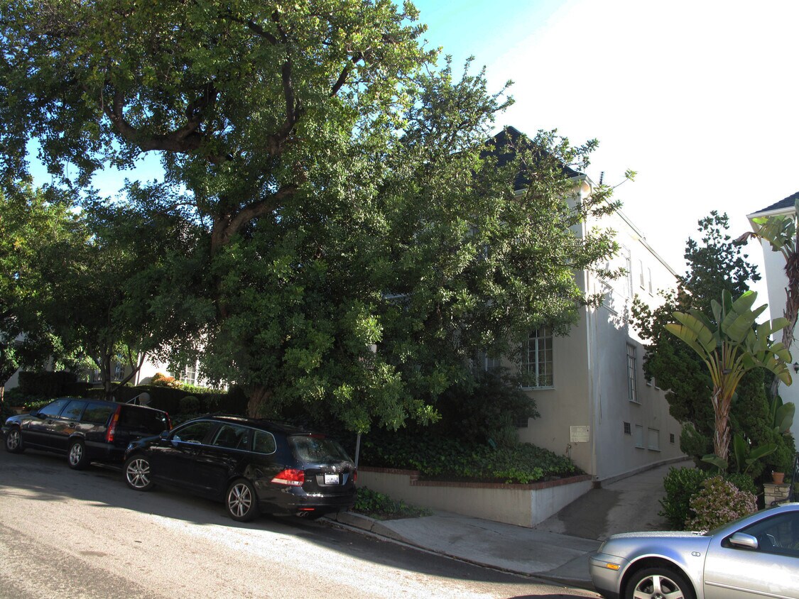 Building Photo - 1954 N Kenmore Ave