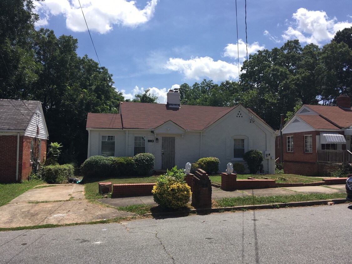 Building Photo - 517 Westmeath Dr SW