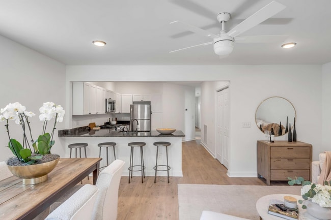 Photo - 207 W Poplar St Apartment