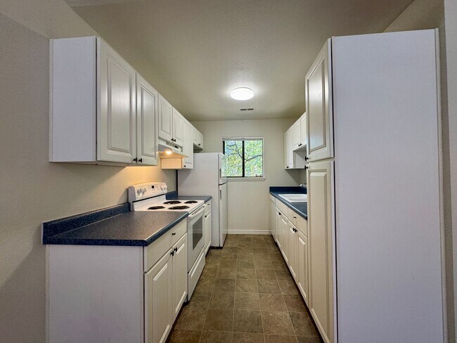 Building Photo - Spacious 2 Bed 2 Bath Condo in Aurora! Across from Community Pool!!