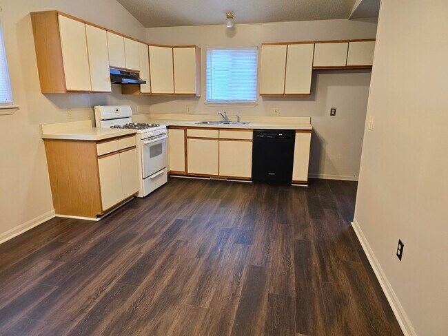 Foto del edificio - 11921 Belmont Ave