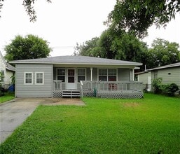 Building Photo - 36 18th Ave N