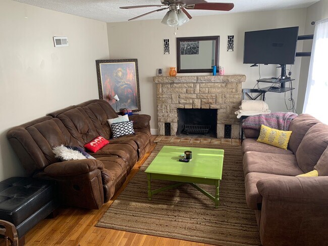 Foto del edificio - Must See! Just a Few Blocks From Campus an...