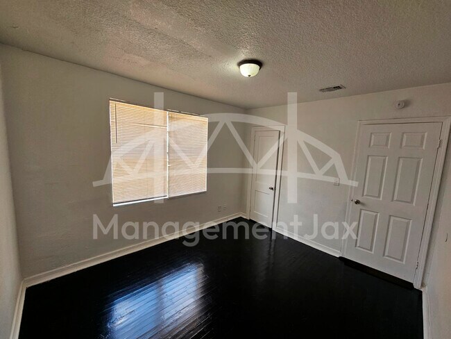 Foto del edificio - 1664 W 15th St