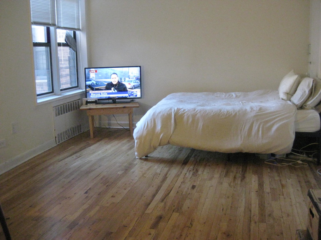 Foto principal - 6420 Saunders St