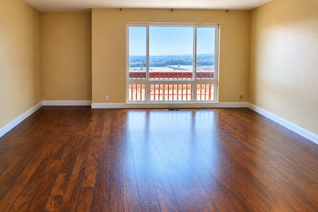 Building Photo - 730 Stonegate Dr