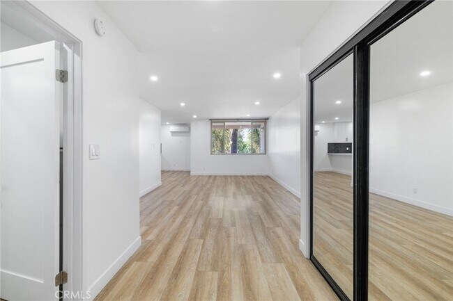 Foto del edificio - 17000 Burbank Blvd