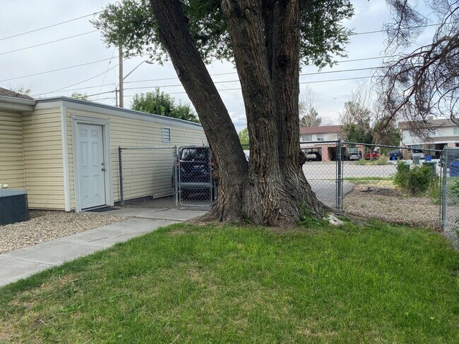 Foto del edificio - 348 N Redwood Rd