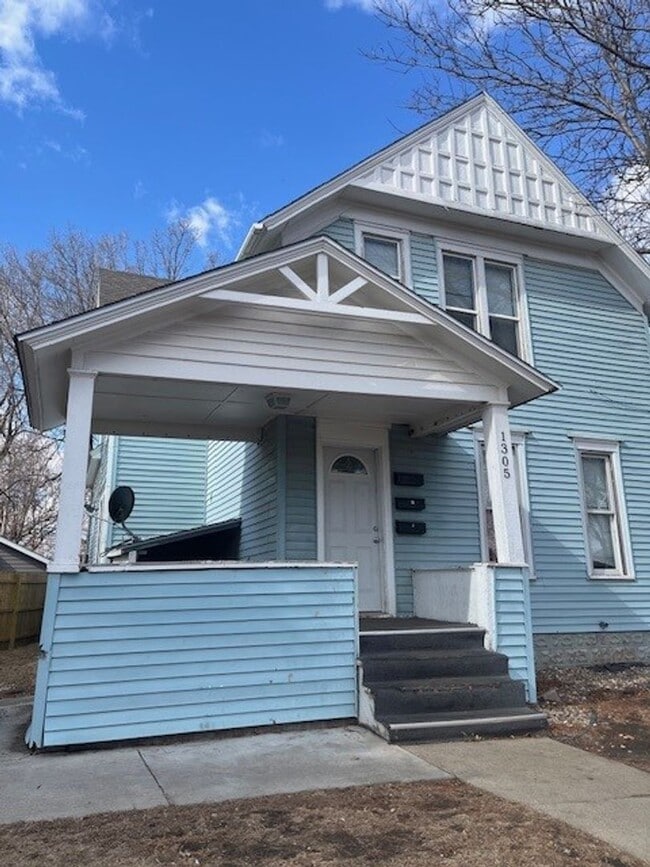 Building Photo - 1305 S Spring Ave
