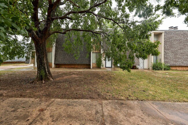 Foto del edificio - Cute Townhouse in the Heart of Norman, just minutes from OU!