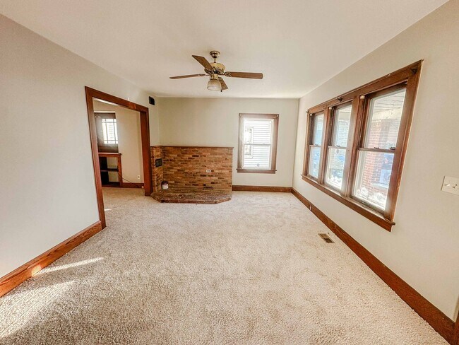 Foto del edificio - Very well maintained three bedroom house with tons of storage and two car garage