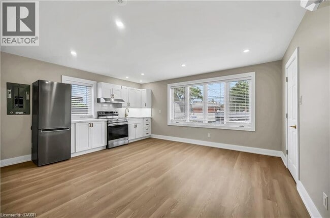 Building Photo - 1466 Main St E