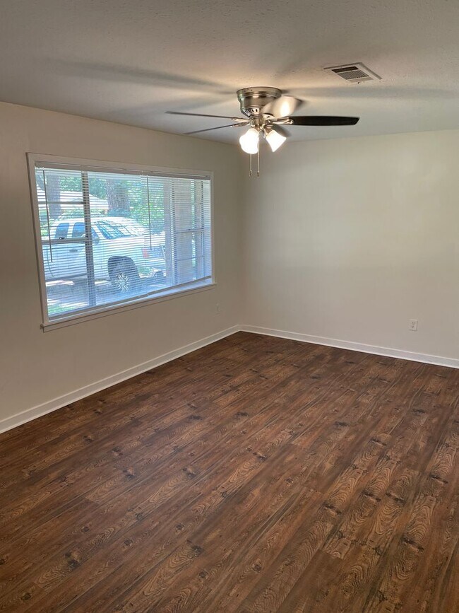 Foto del edificio - 3/1.5 For Rent in the Heart of Brandon