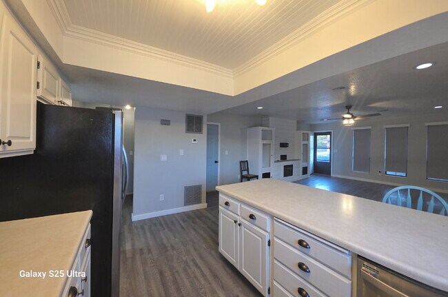 Building Photo - "Charming 2-Bed, 2-Bath Townhouse with Coz...