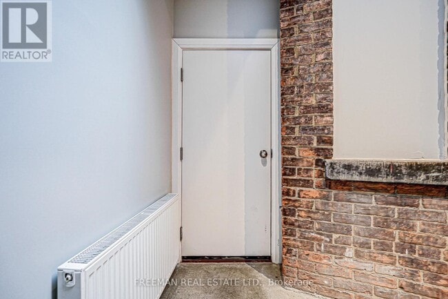 Building Photo - 986 Bathurst St