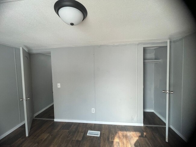 Building Photo - Country living with spacious front and backyard - 3 beds/ 2bath available now