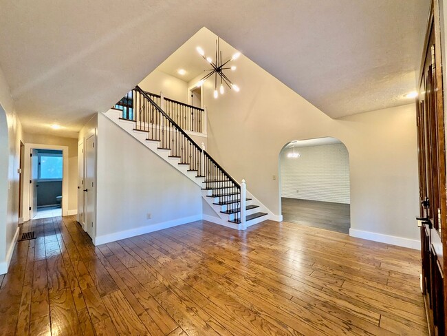 Building Photo - 18132 Westview Dr