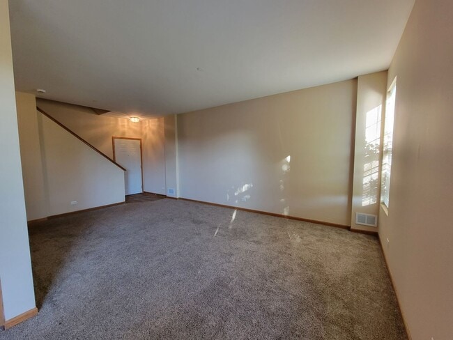 Building Photo - 2 BEDROOM, 1.1 BATH TOWNHOME AND TWO CAR G...