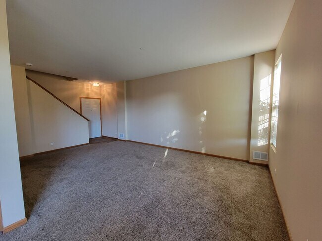 Foto del edificio - 2 BEDROOM, 1.1 BATH TOWNHOME AND TWO CAR G...