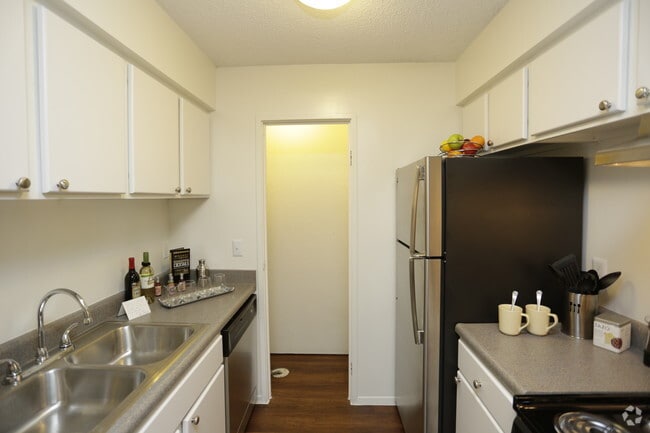 1BR, 1BA - 650 SF - Willow Lake