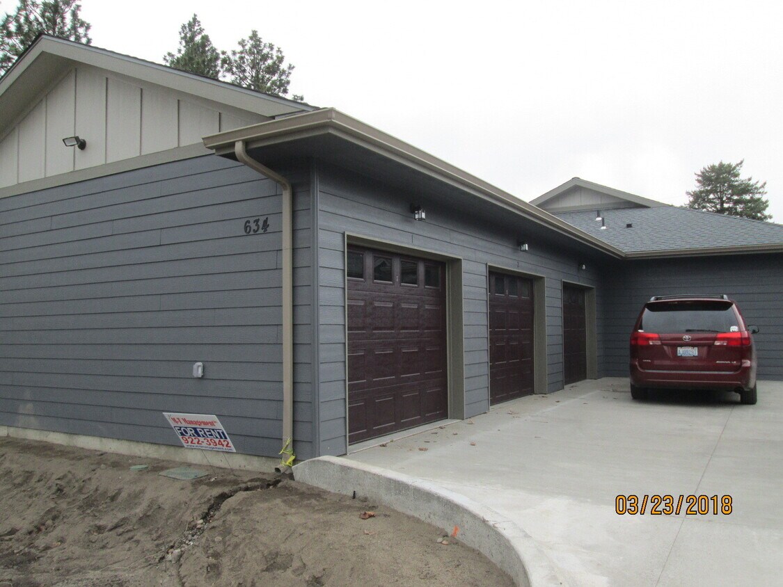1 car garage per unit - 634 Perry S St
