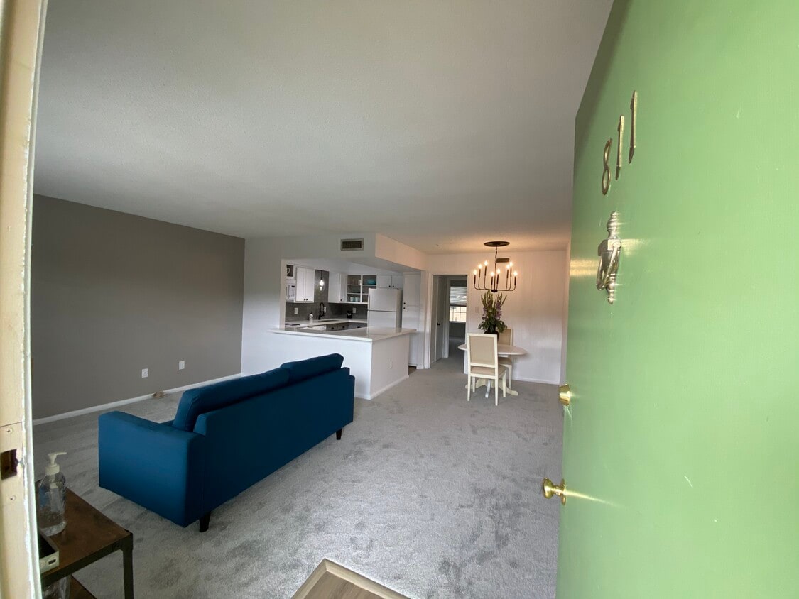 One Bedroom, One bath , open floor plan on the second floor near the elevator - 2708 Whitney Pl