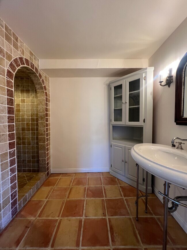 Foto del edificio - 7875 Hillside Ave