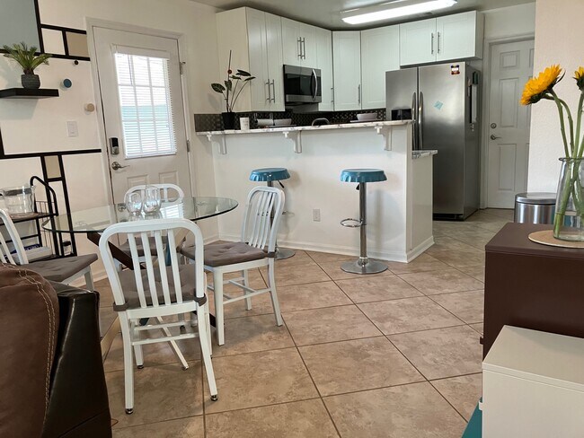 Building Photo - 2207 Timberwood Cir S