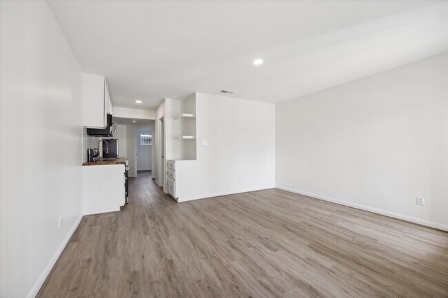 Foto del edificio - 1011 W 10th St