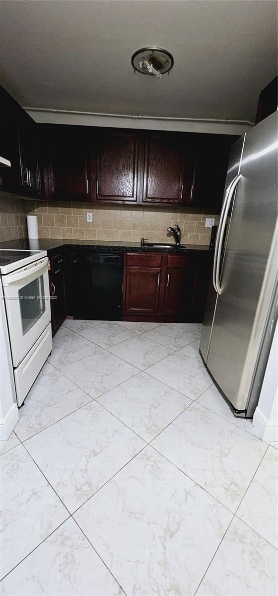 Foto del edificio - 6821 SW 147th Ave
