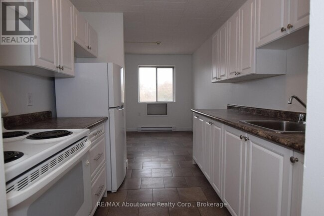 Building Photo - 36 Freeborn Ave