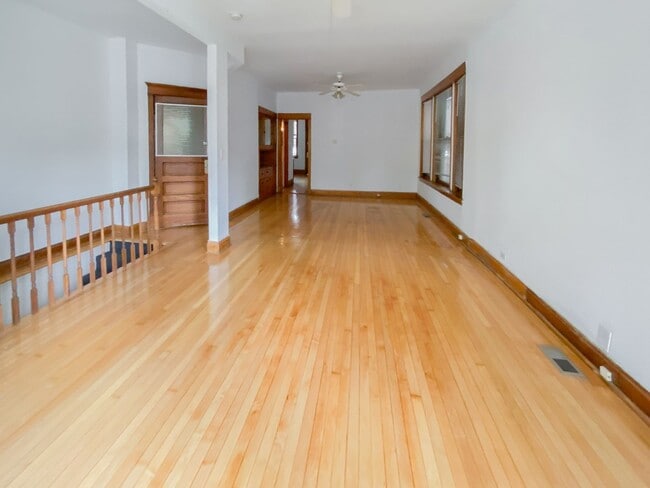 Building Photo - 3639 N Paulina St