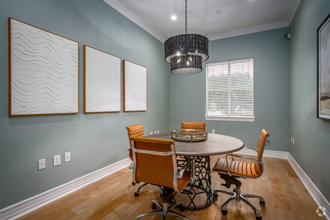 Huddle Room - Villas at Hermann Park Apartments