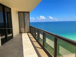 Building Photo - 16275 Collins Ave