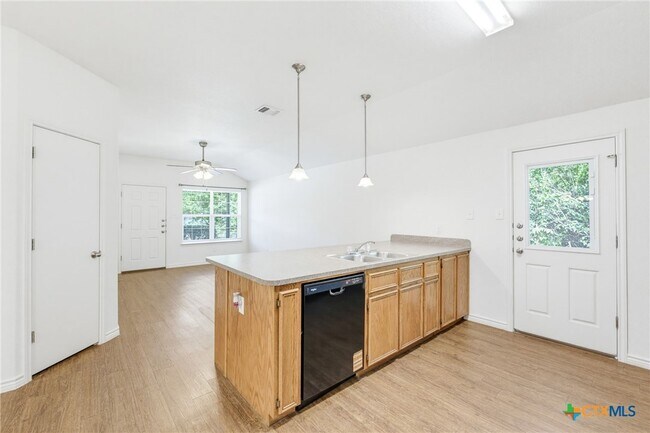 Foto del edificio - 913 Ashwood Dr
