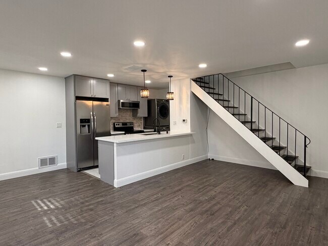 Building Photo - 5532 Spinnaker Dr