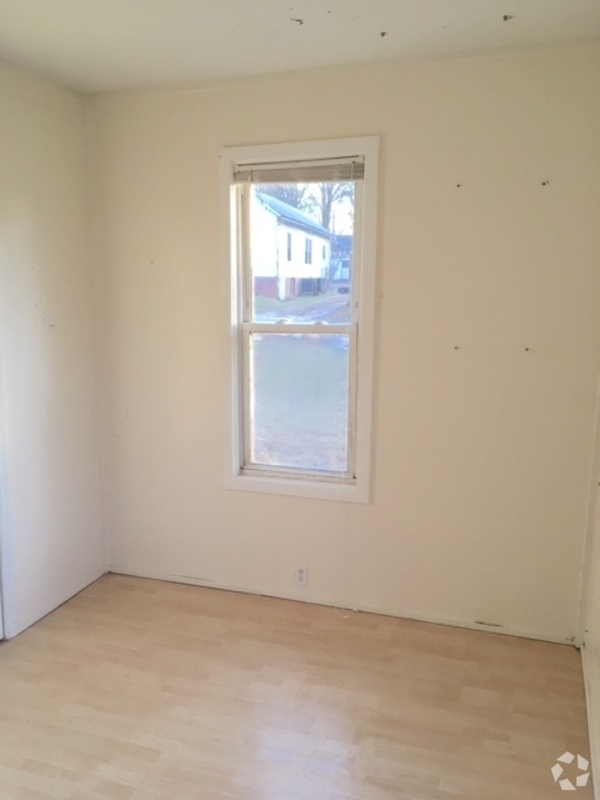 Building Photo - 906 Oval St