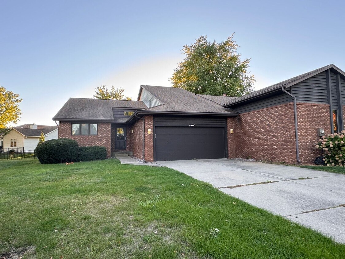 Foto principal - 2 bedroom 1.5 bathroom house. Fenced in ba...