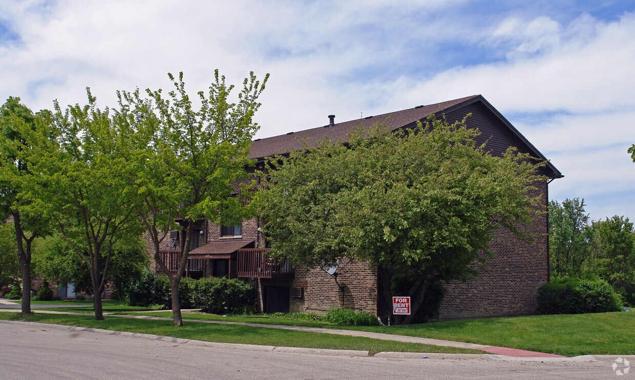 Primary Photo - 8302-8358 Woodland Dr