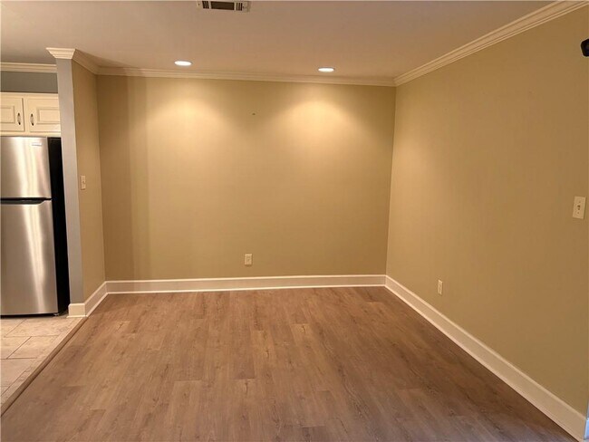 Building Photo - 1914 Powers Ferry Trce SE