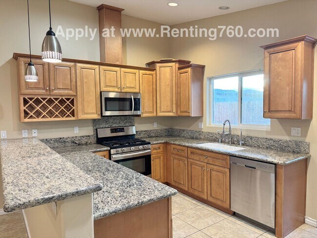 Building Photo - Gorgeous & Spacious 4 Bed Home