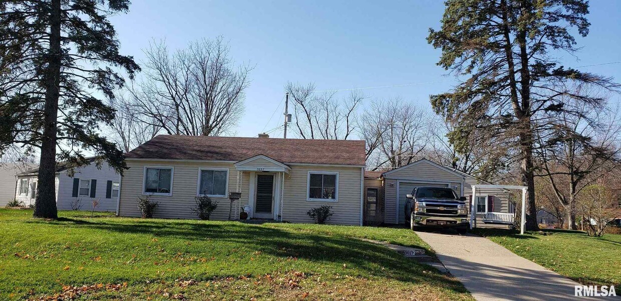 Foto principal - 3657 15th Ave