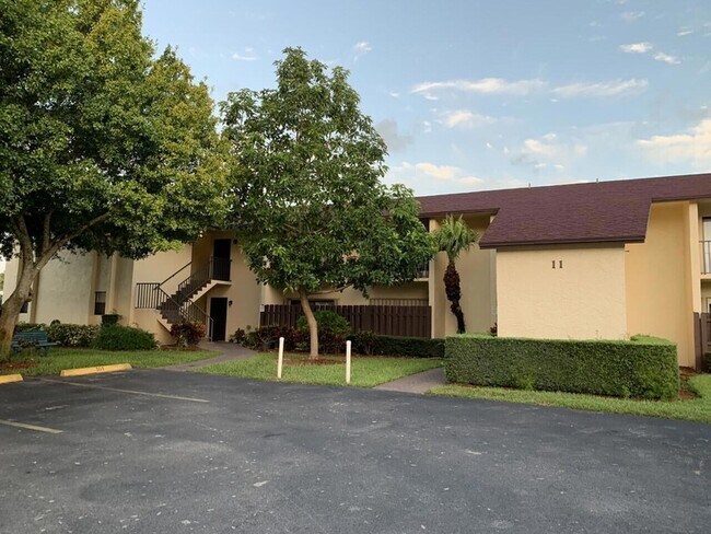 Foto del edificio - 2050 Oleander Blvd