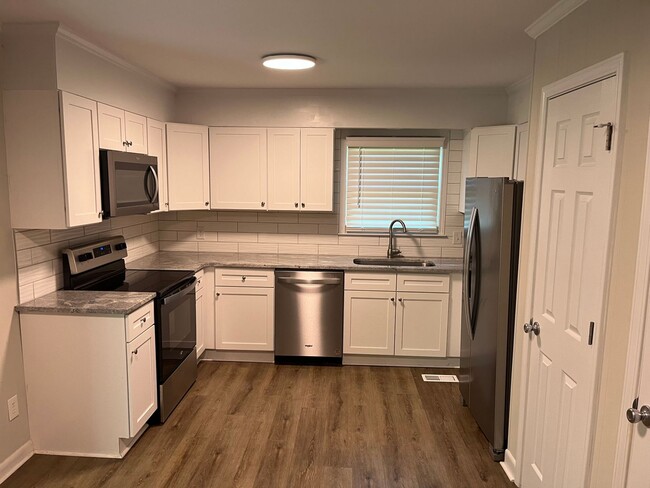 Building Photo - Spacious 3BR Home – Centrally Located | St...