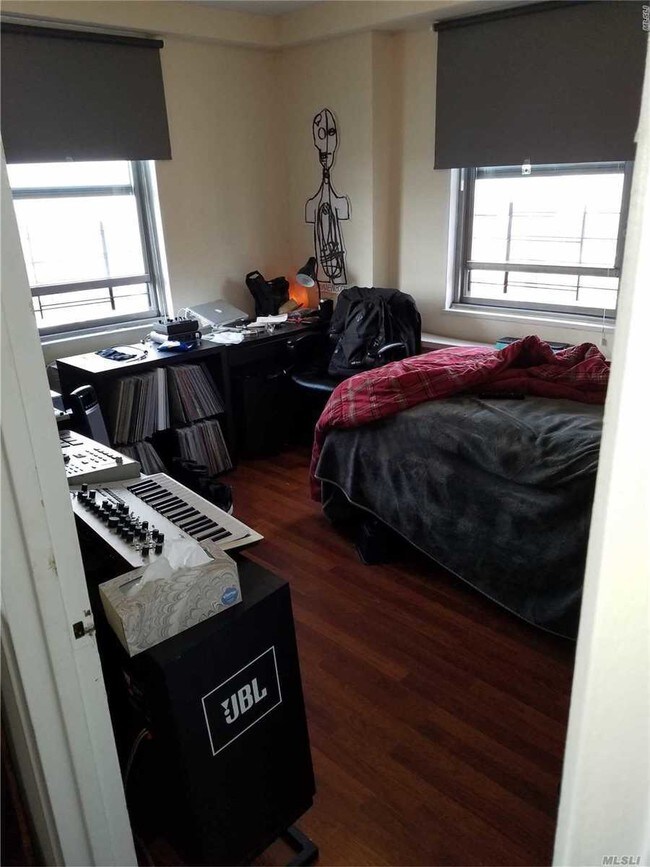 Foto del edificio - 104-40 Queens Blvd