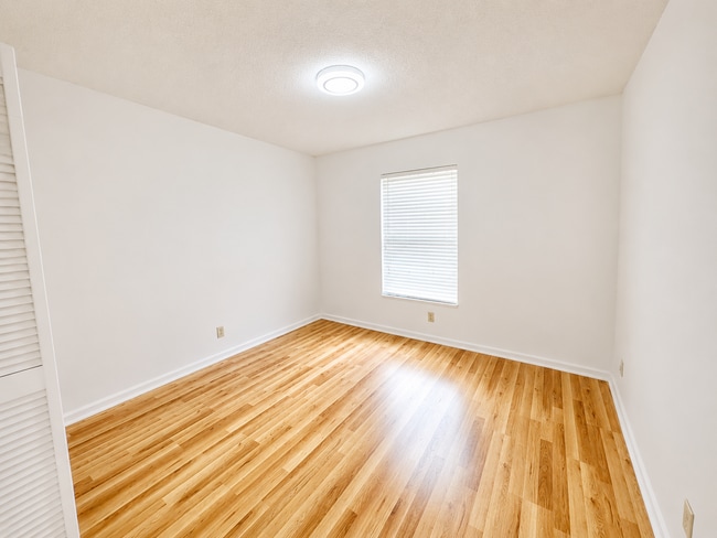 Building Photo - 301 Olivewood Pl