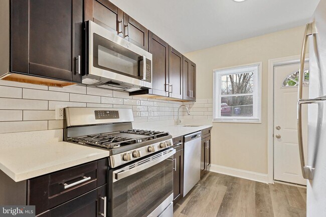 Building Photo - 912 Ashburton St
