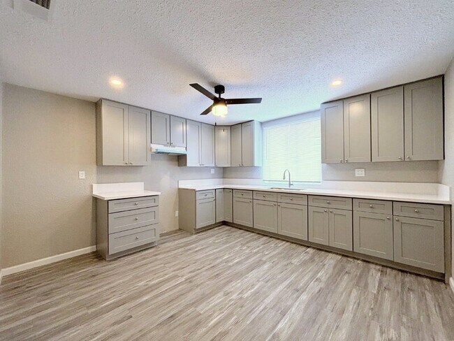 Building Photo - 1414 E 61st St