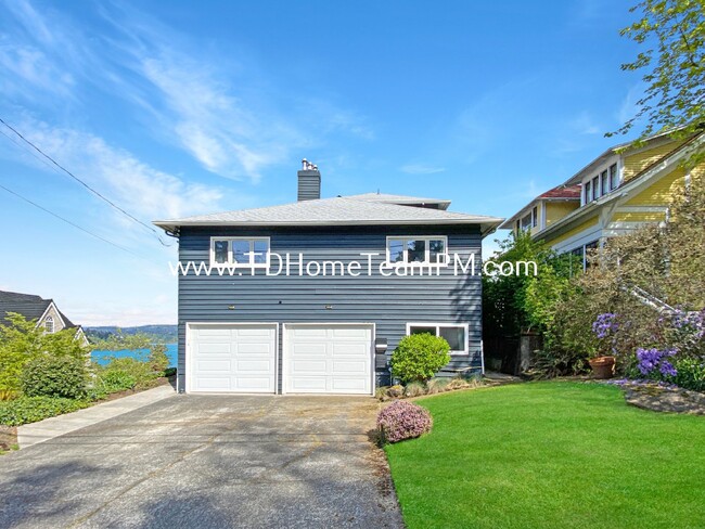 Building Photo - Top Unit Duplex with Stunning Lake Views a...